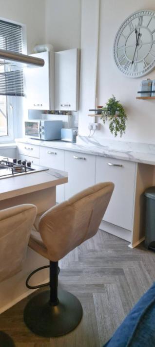 Entire 2 Bed Flat On 3Rd Floor Near City Centre & Stadium Cardiff Buitenkant foto